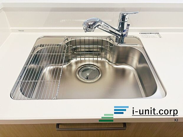 手元の収納から、足元の収納までが全てスライド式で、奥のスペースまで有効に活用できます。奥まで上から見渡せるので、たまにしか使わない調理器具もサッと取出せます。