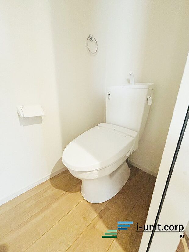 トイレはウォシュレット機能付きの最新タイプ。来客やご友人も使うので、いつも清潔を保てるように配慮しなければならない場所。見た目から清潔感あるホワイトを基調にデザインされました。