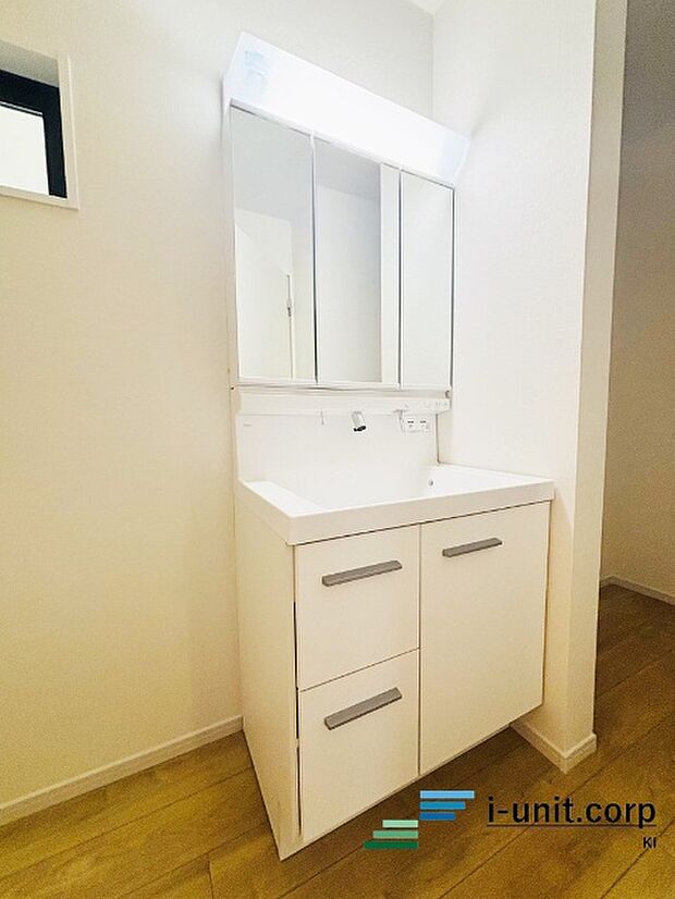 洗面台には三面鏡タイプを採用。身だしなみを整えやすい事はもちろんですが、鏡の後ろに収納スペースを設ける事により、散らかりやすい洗面スペースをすっきりさせる事が出来るのも嬉しいですね。