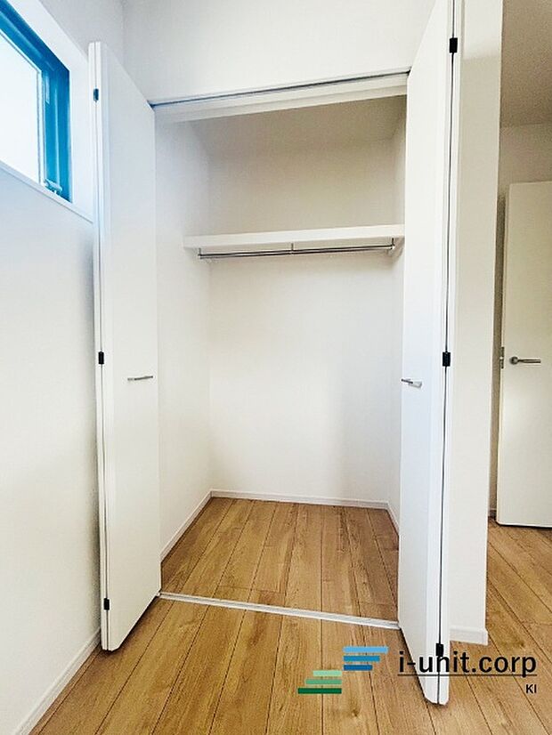 楽々片付けができる収納スペース。ご家族の洋服やお荷物などがスッキリと片付き、日々の空間を広々と演出してくれる手助けになりますね♪
