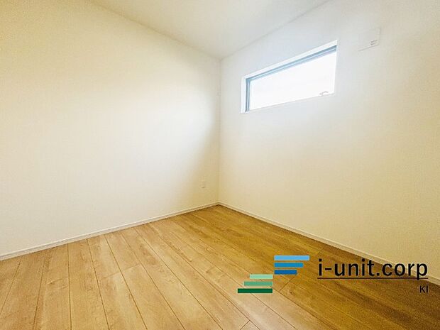 お子様と遊んだりと様々な用途に合わせて使うことができる洋室です。日当たり良好な居室で、風通しも良好です。