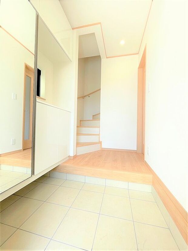 【同仕様】毎日みんなを見送り、迎え入れる我が家の顔となる玄関。