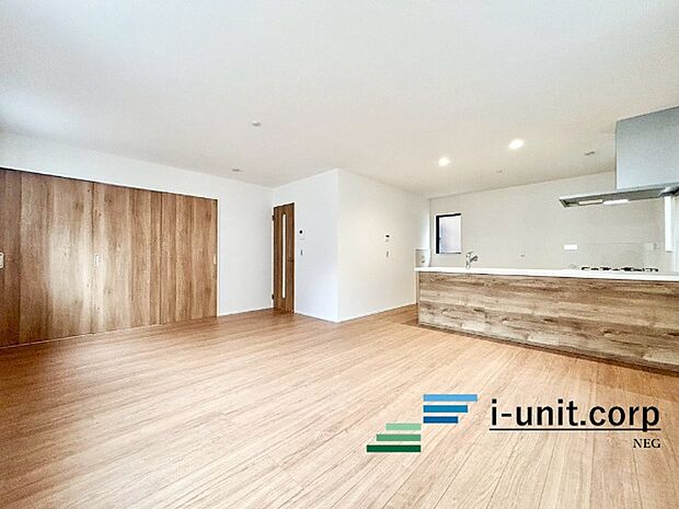 室内には豊かな陽光が注ぎ込み、爽やかな住空間を演出。