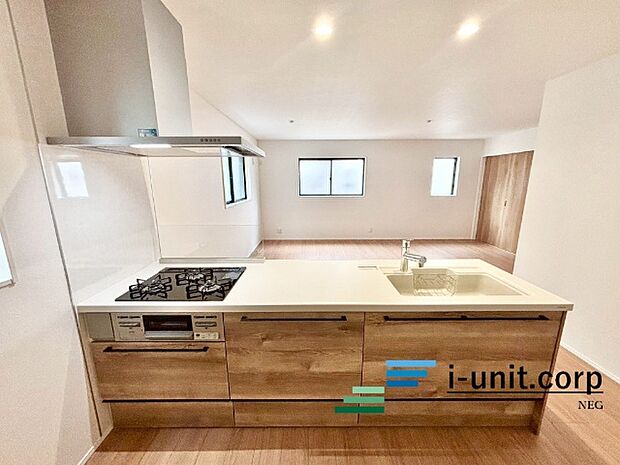 手元の収納から、足元の収納までが全てスライド式で、奥のスペースまで有効に活用できます。