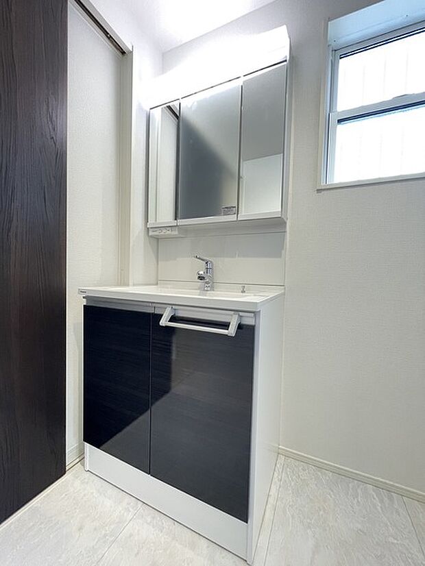 【同仕様】白を基調とした清潔感のある洗面所