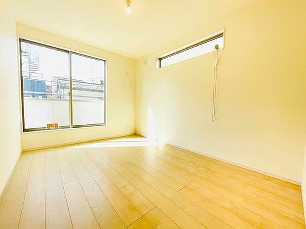 【同仕様】2面採光の明るい室内です飾り過ぎずシンプルで洗練された内装