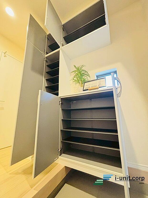 大容量シューズインクローゼットで玄関も片付きます。