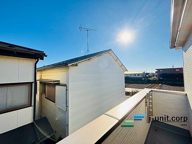 陽当たりがいいバルコニーなので毎日の洗濯物もすぐに乾きそうですね！