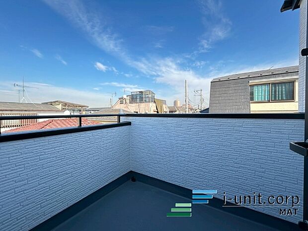 陽当たりがいいバルコニーなので毎日の洗濯物もすぐに乾きそうですね！