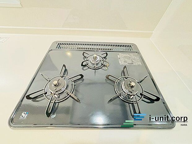 リビングでくつろぐ家族や小さなお子様を見守りながら料理が出来ます。