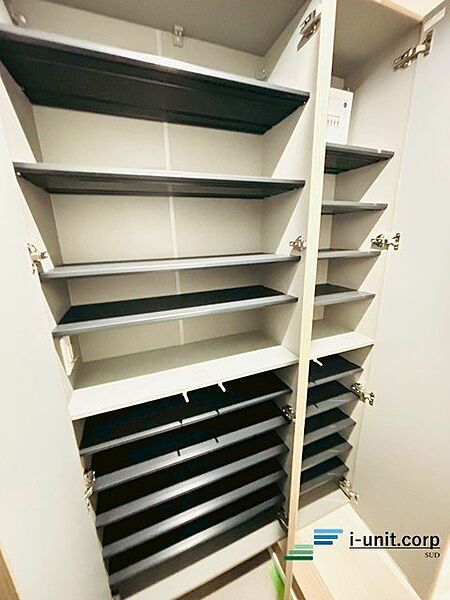 家族全員の靴を収納出来、暖かな日差しが差し込み収納豊富な玄関です。