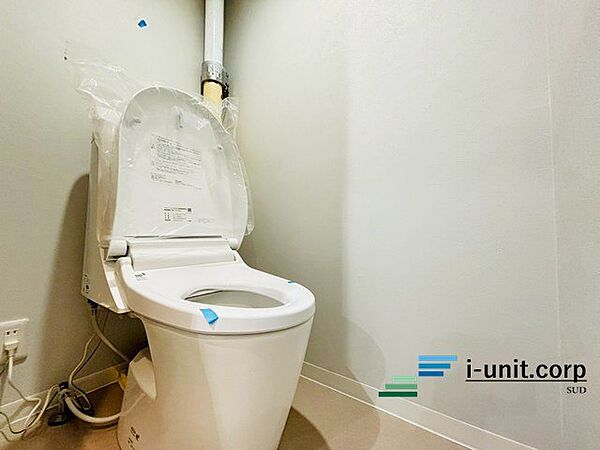 トイレはウォシュレット機能付きの最新タイプ。来客やご友人も使うので、いつも清潔を保てるように配慮しなければならない場所。見た目から清潔感あるホワイトを基調にデザインされました。