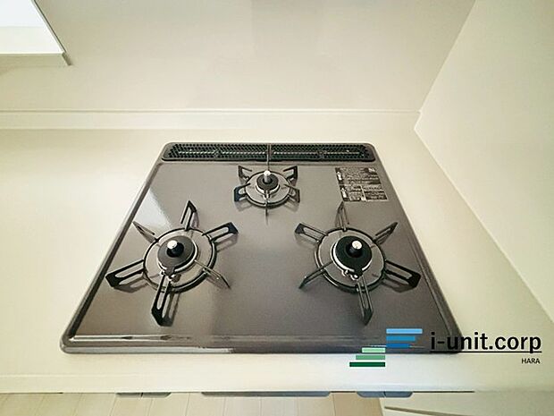 リビングでくつろぐ家族や小さなお子様を見守りながら料理が出来ます。