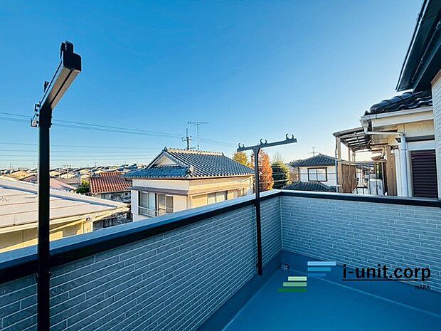 陽当たりがいいバルコニーなので毎日の洗濯物もすぐに乾きそうですね！