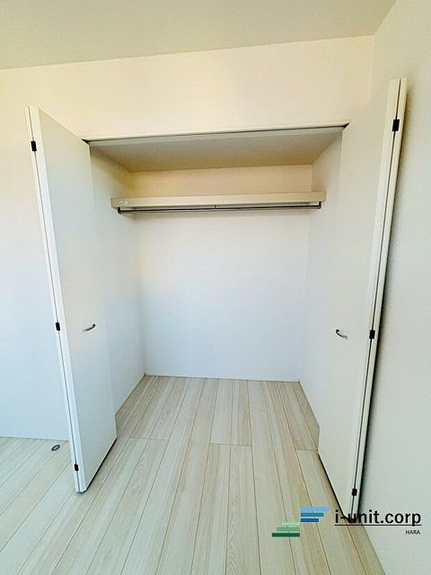 奥行きのある収納クローゼットで家族の荷物も楽々収納♪