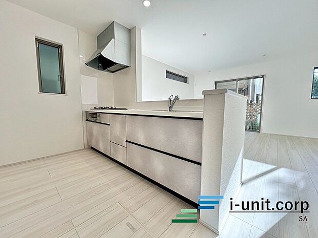 対面キッチンなので家族と会話をしながら料理もできますね。