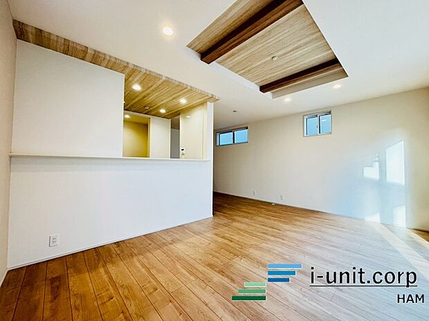 一日の中で多くの時間を過すことになるリビングダイニングだからこそ、いつも穏やかな空間であることが必然。爽やかな通風と採光を存分に感じる事が出来る空間です。