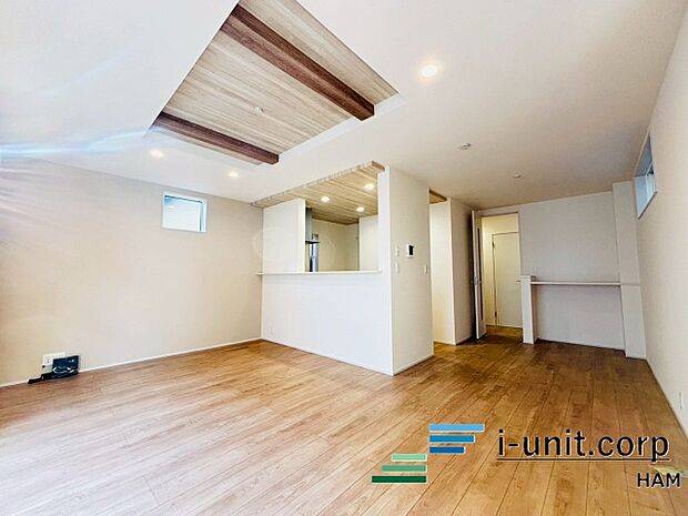 明るく開放的な空間が広がるリビングダイニング。室内には豊かな陽光が注ぎ込み、爽やかな住空間を演出。ホームパーティーでもゲストと一緒に料理を楽しみながら楽しい時間を過ごせそう。