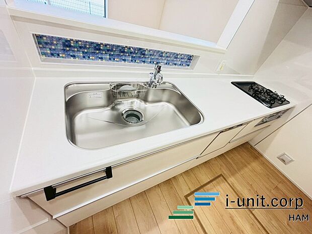 「立ち上がり」が広くとられたキッチン。作業スペースの確保からお料理の受け渡しまでらくらくです。お料理のできる過程がリビングからも分かり、食器準備やお片付けもご家族でみんなでできます。