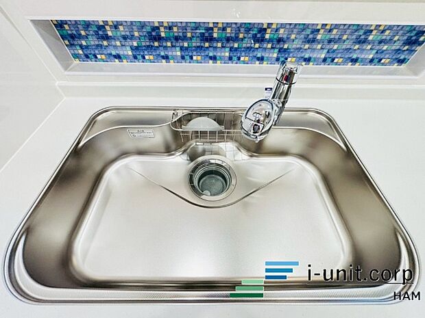 手元の収納から、足元の収納までが全てスライド式で、奥のスペースまで有効に活用できます。奥まで上から見渡せるので、たまにしか使わない調理器具もサッと取出せます。