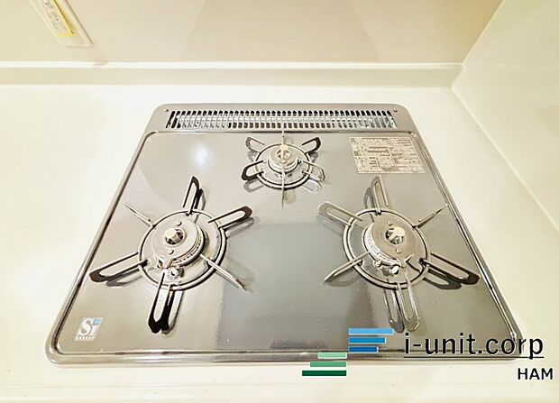 三口コンロで料理も捗りますね。広々としたシンクです。キッチンスペースは、ゆとりの広さを確保！対面式キッチンですので、お子様の様子を見守りながら家事ができます！