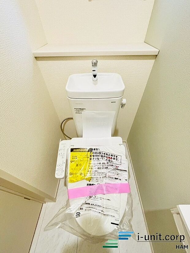 トイレはウォシュレット機能付きの最新タイプ。来客やご友人も使うので、いつも清潔を保てるように配慮しなければならない場所。見た目から清潔感あるホワイトを基調にデザインされました。