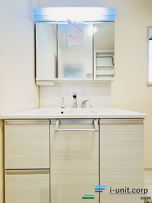 洗面台には三面鏡タイプを採用。身だしなみを整えやすい事はもちろんですが、鏡の後ろに収納スペースを設ける事により、散らかりやすい洗面スペースをすっきりさせる事が出来るのも嬉しいですね。