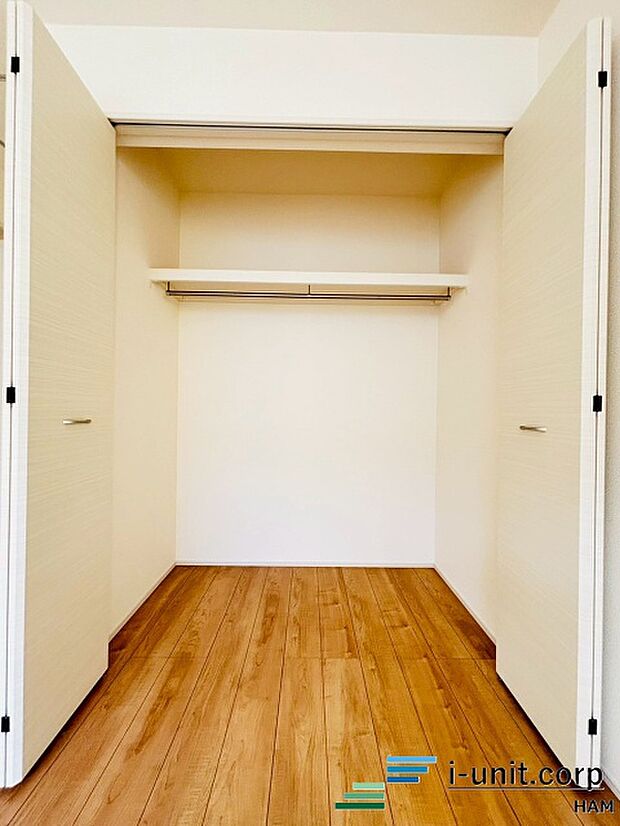 楽々片付けができる収納スペース。ご家族の洋服やお荷物などがスッキリと片付き、日々の空間を広々と演出してくれる手助けになりますね♪