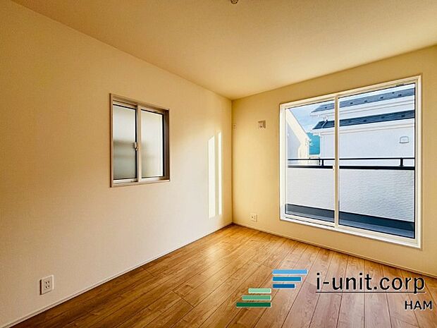 趣味を楽しんだり、お子様と遊んだりと様々な用途に合わせて使うことができる洋室です。お部屋自体もとっても明るいのは魅力的な点の一つですね！