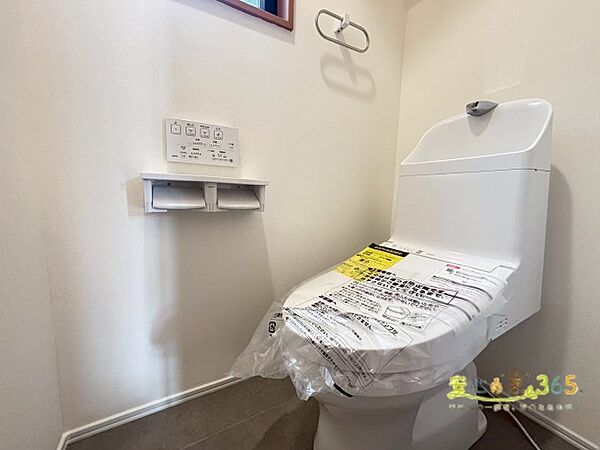 トイレはウォシュレット機能付きの最新タイプ。来客やご友人も使うので、いつも清潔を保てるように配慮しなければならない場所。見た目から清潔感あるホワイトを基調にデザインされました。