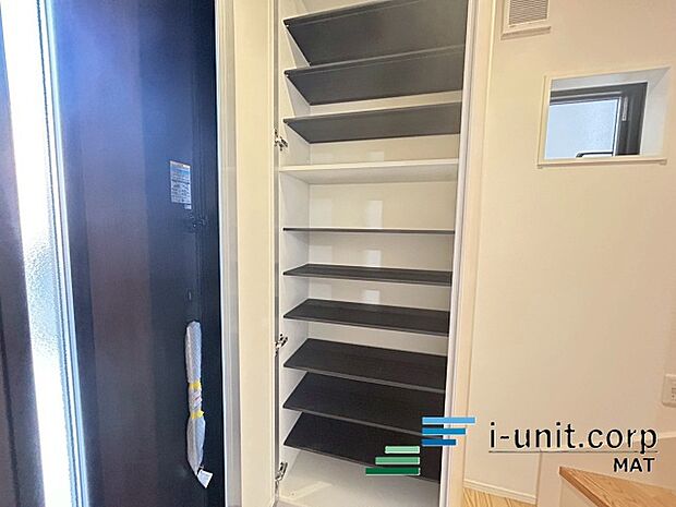 大容量シューズインクローゼットで玄関も片付きます。