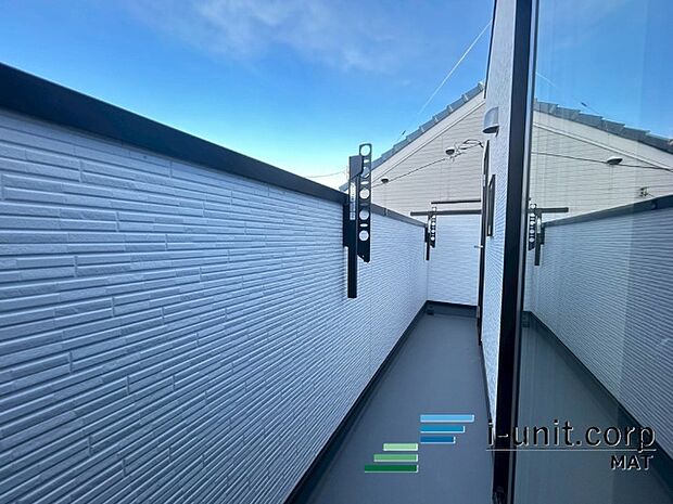 陽当たりがいいバルコニーなので毎日の洗濯物もすぐに乾きそうですね！