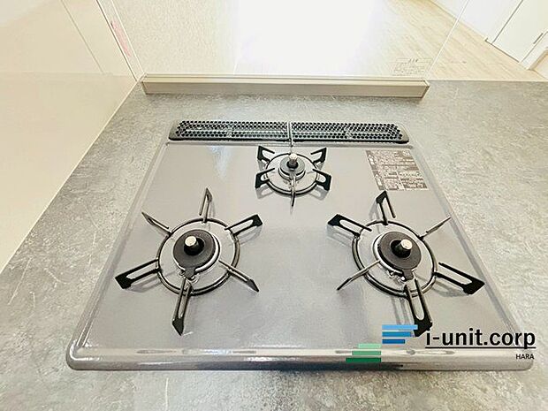 リビングでくつろぐ家族や小さなお子様を見守りながら料理が出来ます。