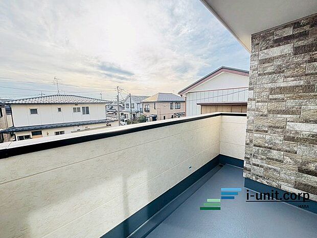 陽当たりがいいバルコニーなので毎日の洗濯物もすぐに乾きそうですね！