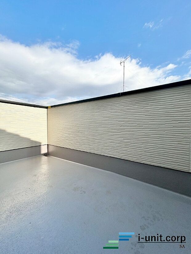 奥行きのあるバルコニーでお洋服もたくさん干せます。