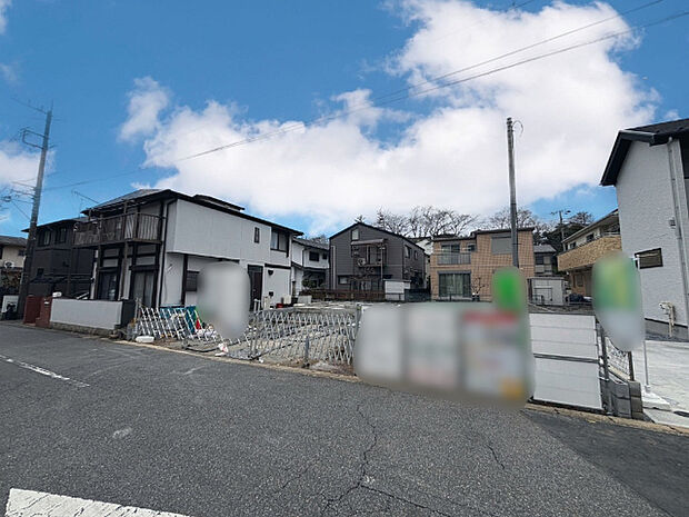 南東向き道路で日当たり良好です。