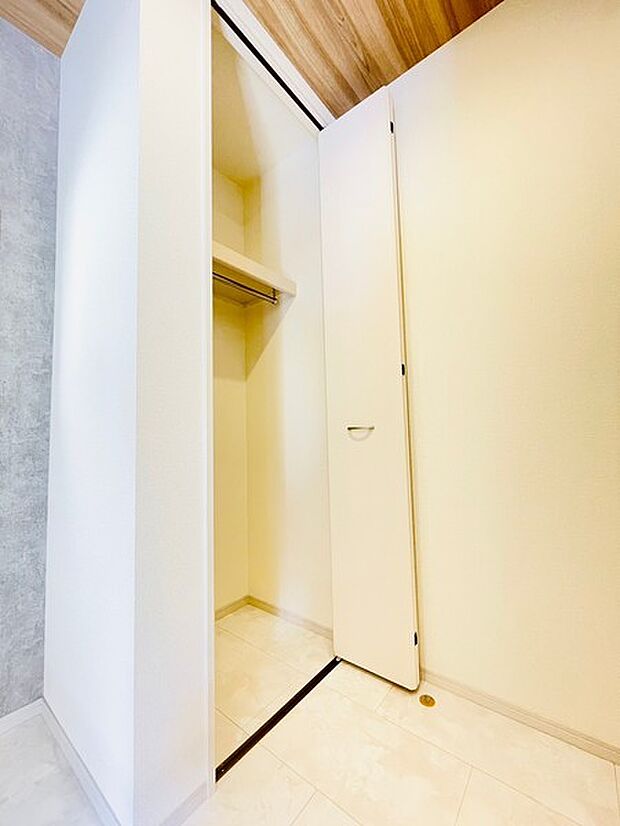 【同仕様】玄関に大きな収納があるとコートなども収納できますね。