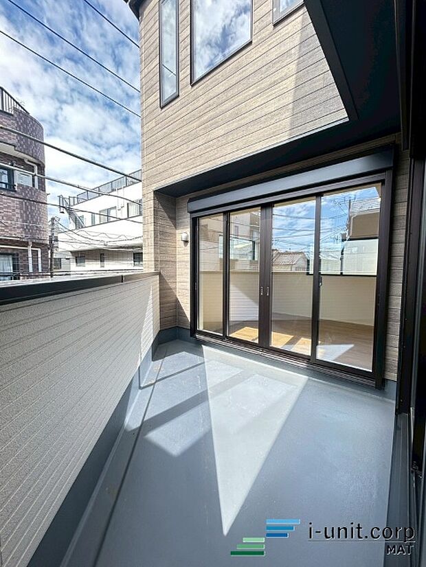 陽当たりがいいバルコニーなので毎日の洗濯物もすぐに乾きそうですね!