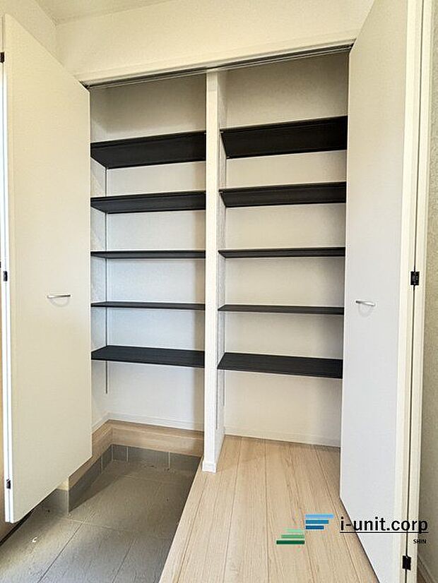 玄関横の大容量シューズケースにはたくさんの靴をしまえますね♪