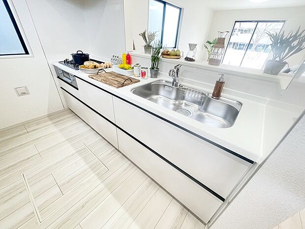 【同仕様】ご家族と会話を楽しみながらお料理ができる対面キッチンです。