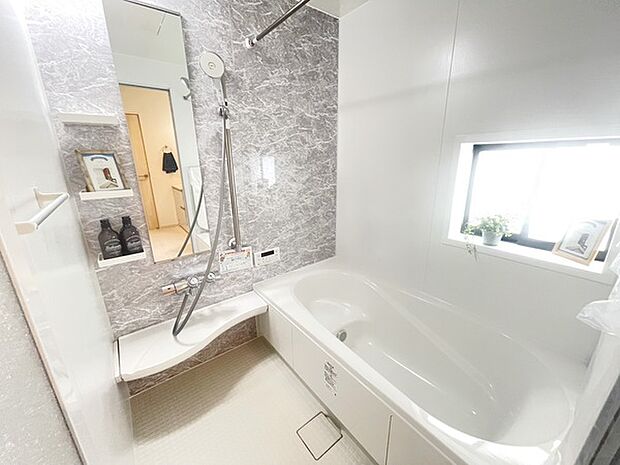 【同仕様】一日の疲れを癒すための心地よいバスルームです。