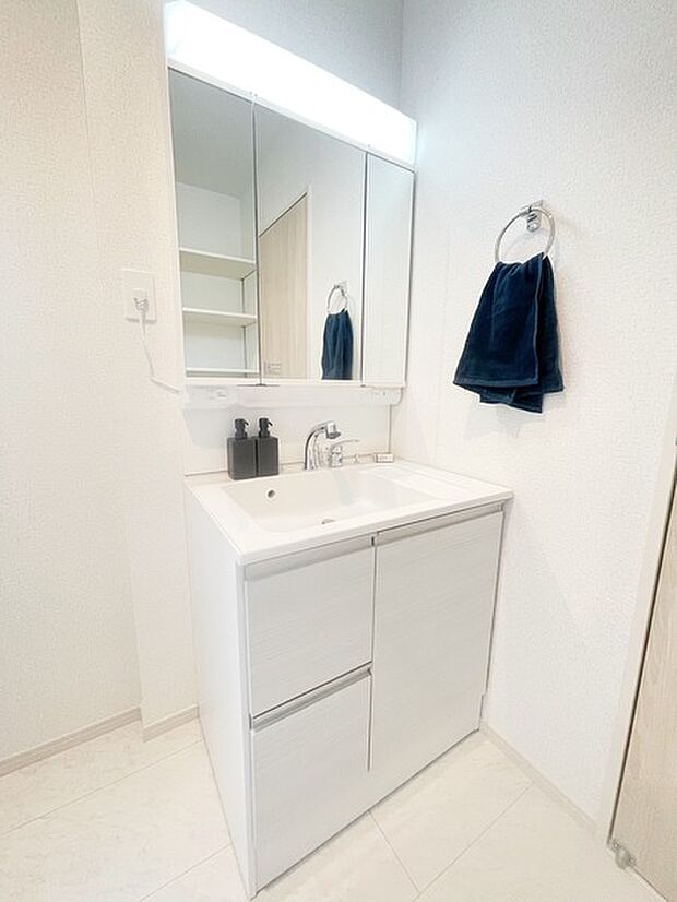 【同仕様】身だしなみを整えやすい三面鏡付きです。