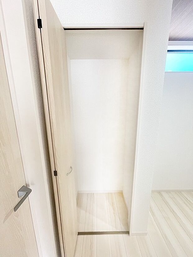 【同仕様】調味料等も収納出来るパントリーです。