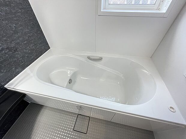 【同仕様】大きなバスルームでお子様と楽しいバスタイムになりそうですね