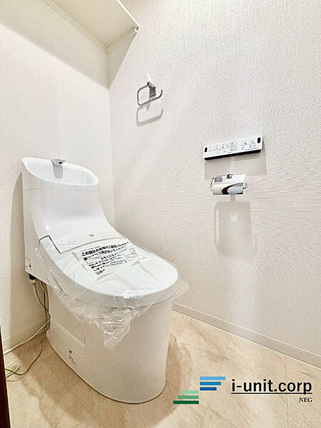 トイレは快適な温水洗浄便座付です。