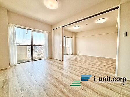 室内には豊かな陽光が注ぎ込み、爽やかな住空間を演出。