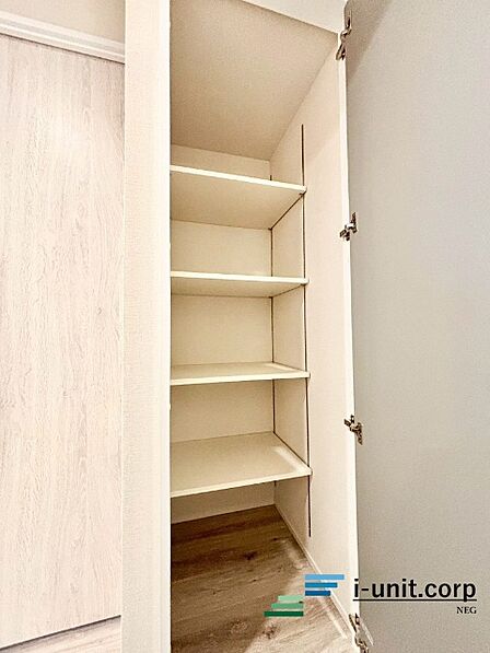 便利なパントリー収納があります。