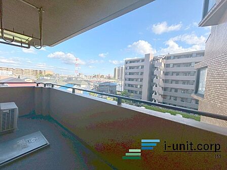 頬をなでる優しい風を感じることが出来るバルコニー。つい深呼吸をしたくなる気持ちの良い眺望はこのお部屋の自慢です。洗濯物を干すスペースとしても十分な広さがあります。