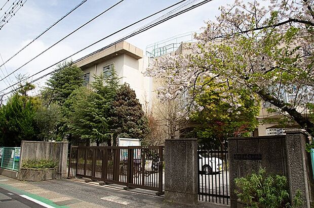 小学校「市川市立鬼高小学校まで750m」