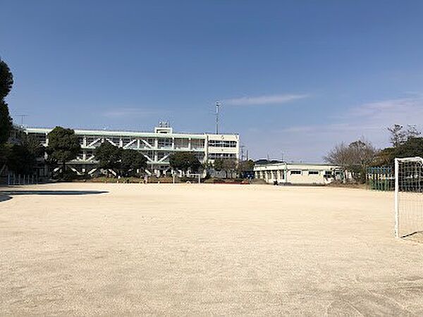 小学校「船橋市立高郷小学校まで830m」